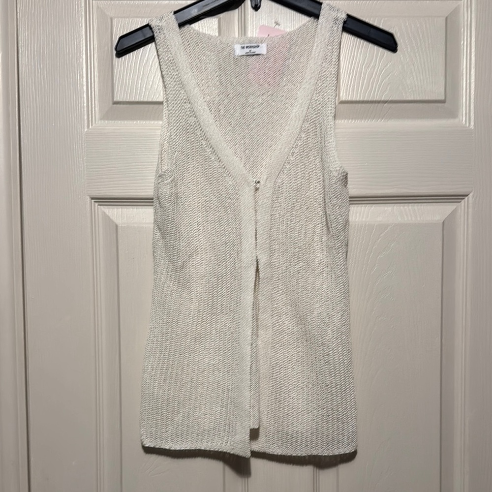 Elegant White Sleeveless Sweater vest